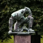 uma escultura de homem cansado | GoVeganWay.com