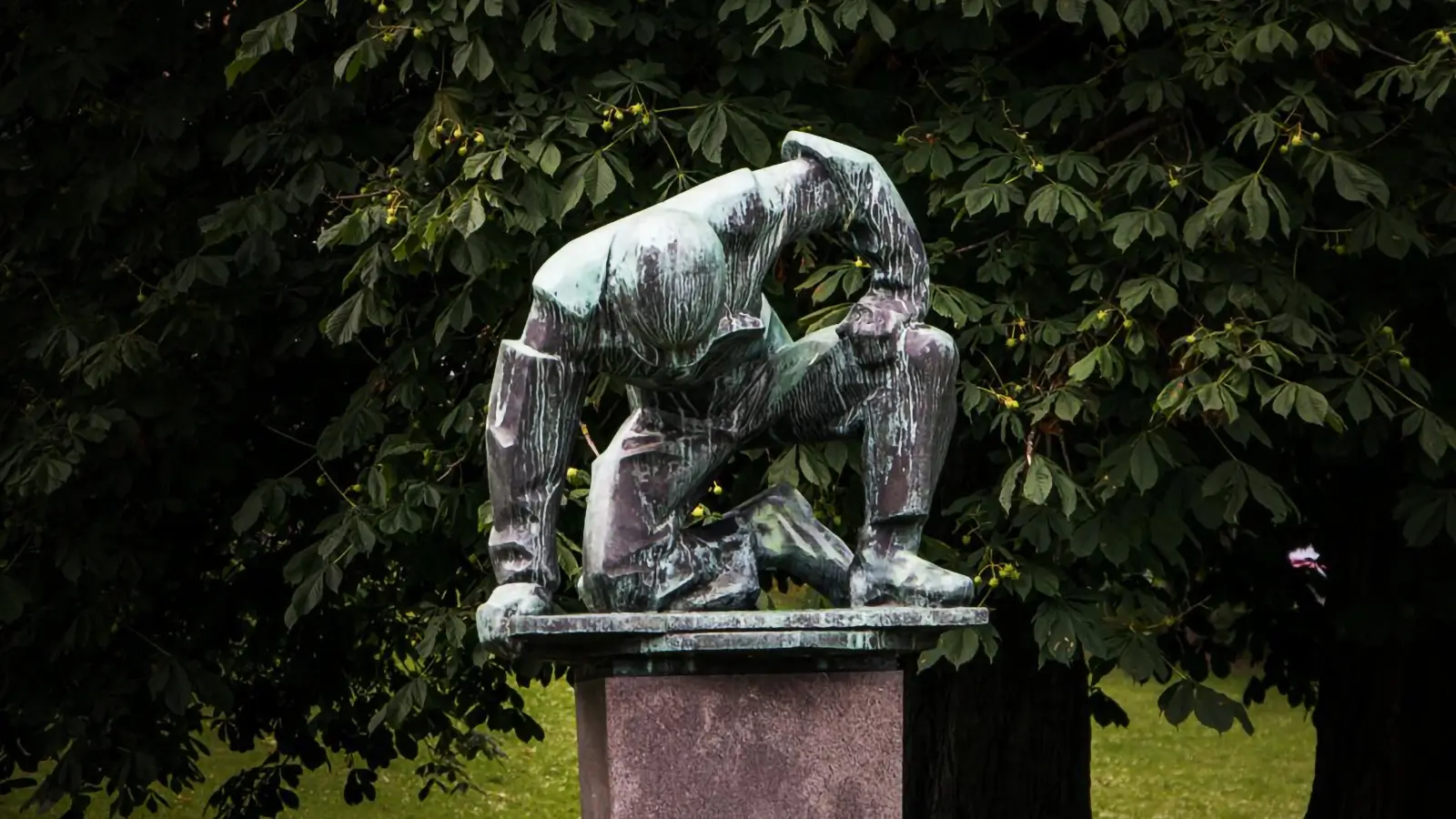eine Skulptur eines müden Mannes GoVeganWay.com
