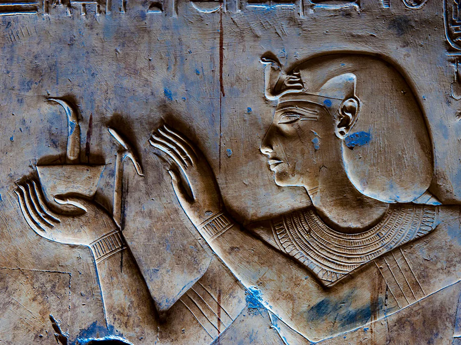 Ägyptische Hieroglyphen, die die Verwendung von Schwarzkümmelöl darstellen